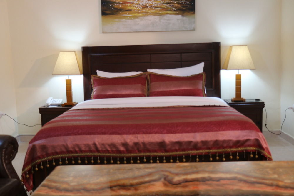 Palm Spring Resort Монровия Экстерьер фото